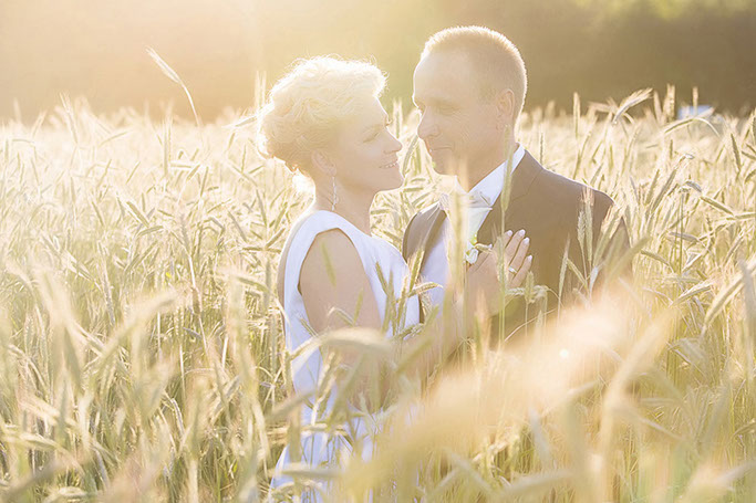 Artystyczna fotografia ślubna na weselu z panem młodym w warszawie i okolicach
