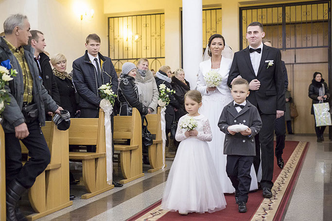 Artystyczne zdjęcia ślubne z przygotowań ujmujące bieliznę ślubną, obrączki, pannę młodą i pana młodego w warszawie