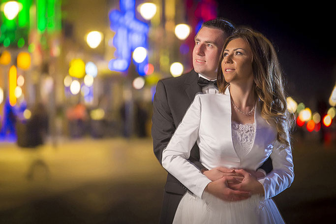 Warszawskie studio fotografii w urzędzie stanu cywilnego robi zdjęcia pannie młodej w trakcie ślubu