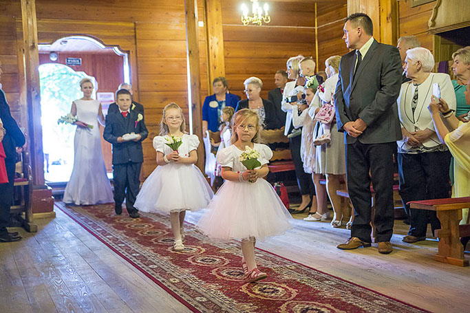 Fotografia ślubna artystyczna pary młodej przed ołtarzem w warszawskim kościele