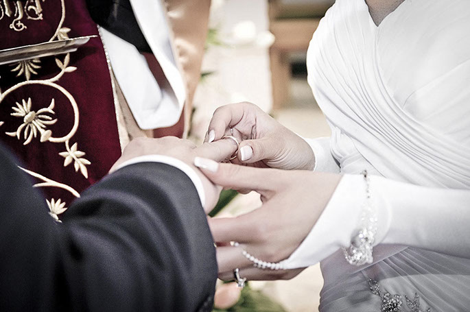 Sesja fotograficzna plenerowa wykonana zaraz po ślubie pary młodej w łódzkim