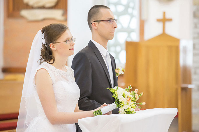 Profesjonalni fotograf ślubny wykonuje zdjęcia tortu weselnego pary młodej&nbsp; w warszawie